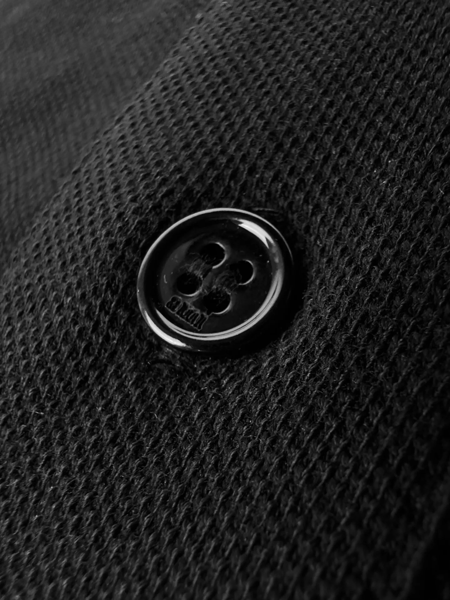 Logo embroidered Polo shirt, custom-made cloud cotton double-bead luxury weaving, crisp and stylish, soft and skin-friendly, with ink black as the base, hiding edge in silence. Pure white love embroidery on the chest is a gilded footnote of French romance. AMI dark embroidery on the back is engraved with a low-key emblem, allowing the sense of luxury to be hidden in the details. The size of the clothes is printed with love, which is the perfect resonance of simplicity and luxury. It is also a French monologue when walking. Process 1: Adopt imported machine embroidery process, use advanced computer control system and precision mechanical components to realize the embroidery work of Ami logo and letters with high precision and smooth and delicate lines. Process 2: The fabrics have been fermented and washed for better hand texture. Not easy to deform, not easy to shrink, not easy to fade, and maintain long-term beauty. Accessories: Customized 1:1 Ami buttons Customized 1:1 Ami trademark Version: Fitted version Size: S M L XL Style number: BB 818